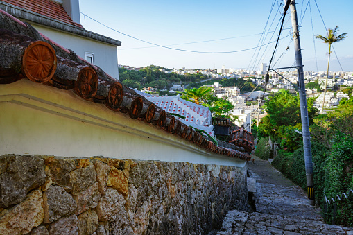 On a sunny morning in October 2020, in Shuri Kinjo Town, Naha City, Okinawa Prefecture, the beautiful old Shuri road ``Kinjo Town Stone Paved Road (Shima Sea Villa)'' continues from Shuri.