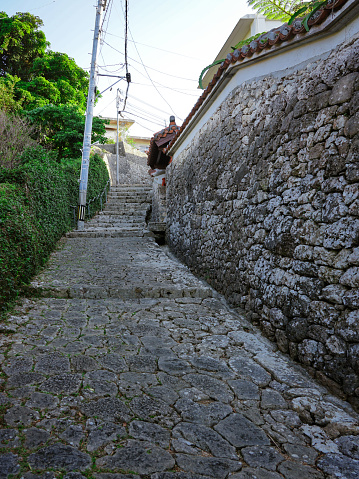 On a sunny morning in October 2020, in Shuri Kinjo Town, Naha City, Okinawa Prefecture, the beautiful old Shuri road ``Kinjo Town Stone Paved Road (Shima Sea Villa)'' continues from Shuri.