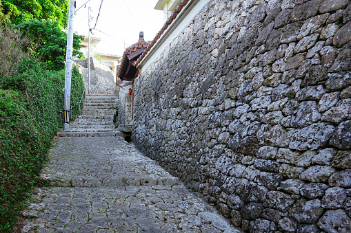 On a sunny morning in October 2020, in Shuri Kinjo Town, Naha City, Okinawa Prefecture, the beautiful old Shuri road ``Kinjo Town Stone Paved Road (Shima Sea Villa)'' continues from Shuri.