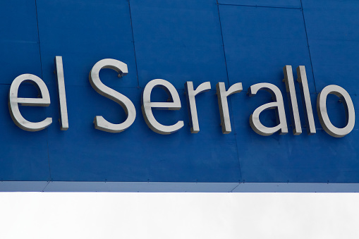 The image shows the text el serrallo, in white 3D letters on a vibrant blue background. El Serrallo is a well-known maritime district of the city of Tarragona, which makes this image ideal for representing themes related to this town.