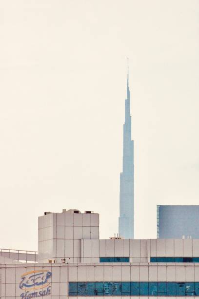 vista iluminada del burj khalifa - flag of the emirates fotografías e imágenes de stock