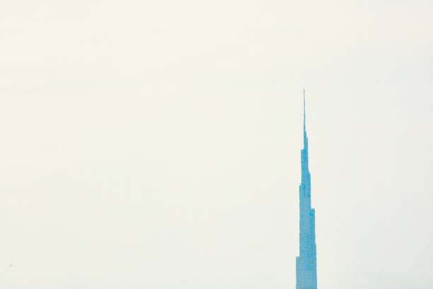 vista iluminada del burj khalifa - flag of the emirates fotografías e imágenes de stock