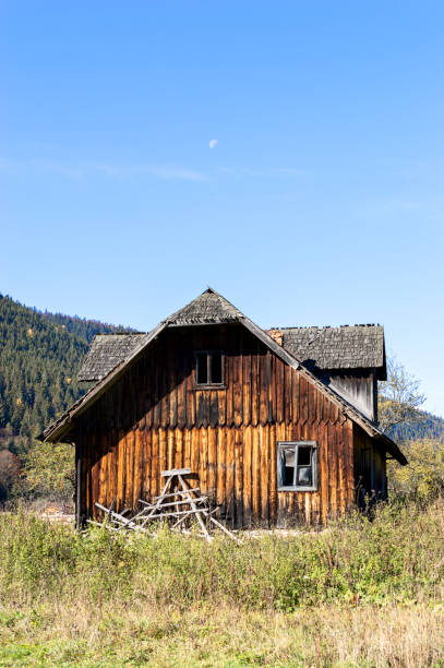 ancienne maison en bois au bord de la prairie. - barn farm moon old photos et images de collection