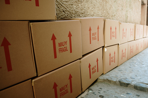 Boxes with 'muy fragil' (Spanish for very fragile) written on them