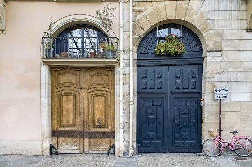 Paris, ile Saint-Louis, ancient wooden door quai d’Anjou