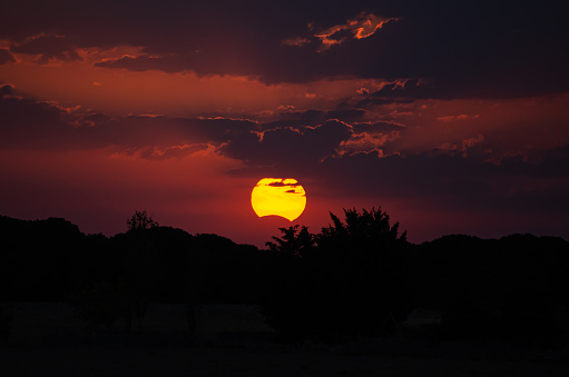 Hermoso eclipse parcial de sol al atardecer de un mes de verano en Tordesillas, valladolid, Castilla y león. Agost 21, 2017.