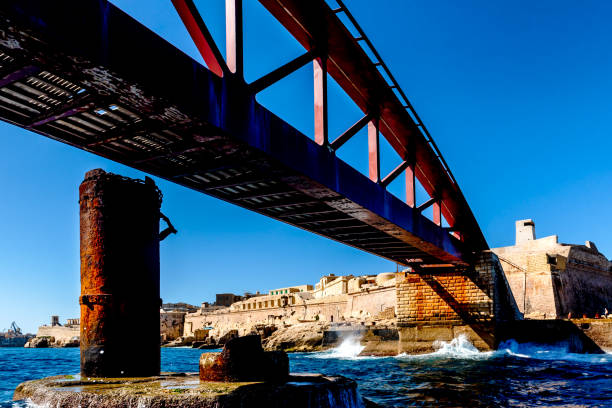 puente de san telmo en la valeta, malta - st elmo fotografías e imágenes de stock