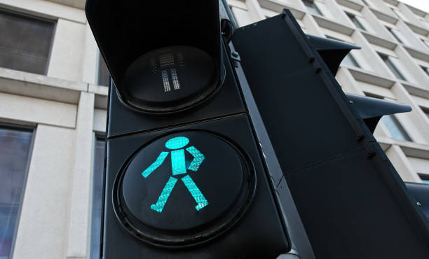 sinal verde de trânsito de pedestres - power walking flash - fotografias e filmes do acervo