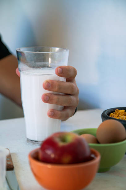 Vaso de leche en un desayuno saludable. - foto de stock