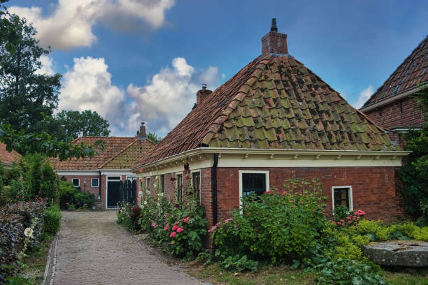 arruamento característico em uma aldeia tradicional do norte da holanda - house farm brick chimney - fotografias e filmes do acervo
