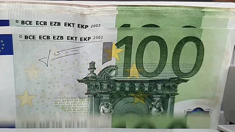 Equipment counting 100 euros banknotes