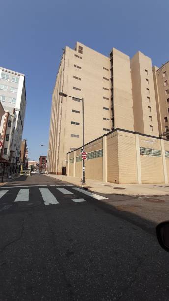 istock Cherry and 9th Street Verizon building 2 2141928605