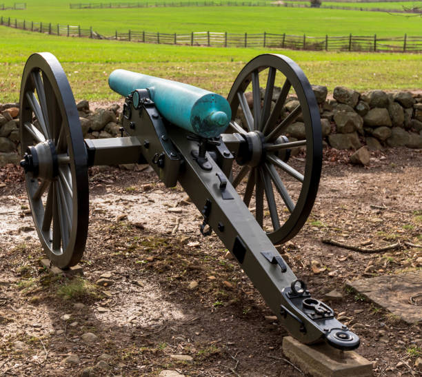 w narodowym parku wojskowym w gettysburgu armata z czasów wojny secesyjnej - cannonball zdjęcia i obrazy z banku zdjęć
