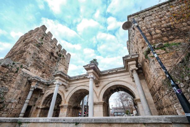 Three gates, Hadrian's gate, one of the symbols of the city of Antalya It was taken with a wide angle lens. The weather was slightly cloudy. It was taken from the bottom angle. Castle walls and three gates renkli fotoğraf stock pictures, royalty-free photos & images