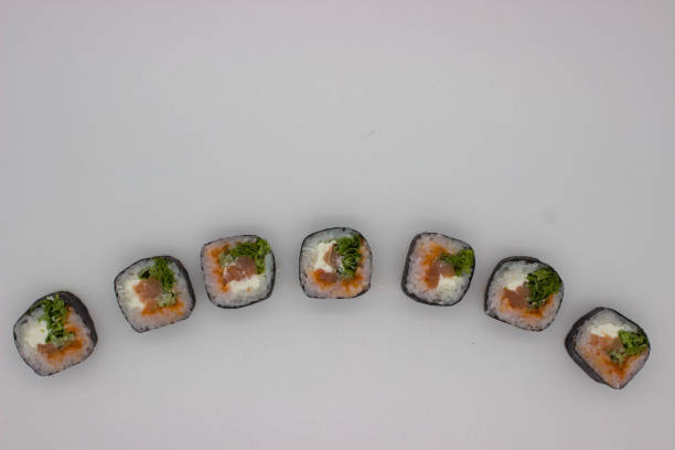 白い背景に新鮮なサーモン巻き寿司