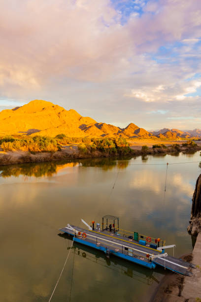 pontoon ferry boat river crossing on the orange river at senderlingsdrif - truck desert semi truck orange imagens e fotografias de stock