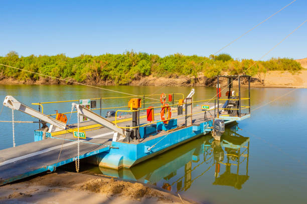 pontoon ferry boat river crossing on the orange river at senderlingsdrif - truck desert semi truck orange imagens e fotografias de stock