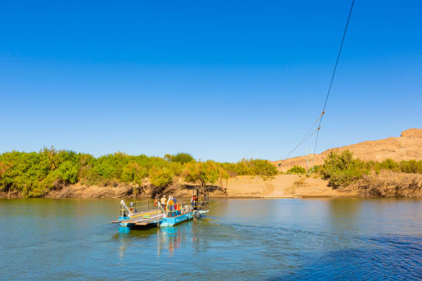 pontoon ferry boat river crossing on the orange river at senderlingsdrif - truck desert semi truck orange imagens e fotografias de stock