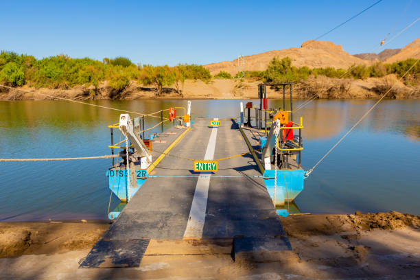 pontoon ferry boat river crossing on the orange river at senderlingsdrif - truck desert semi truck orange imagens e fotografias de stock