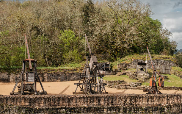 armi d'assedio a château de castelnaud in francia - slingshot weapon medieval siege foto e immagini stock