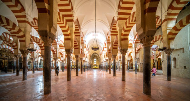 스페인의 코르도바스 메스키타의 줄무늬 아치 - striped andalusia arch architecture 뉴스 사진 이미지