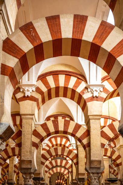 스페인의 코르도바스 메스키타의 줄무늬 아치 - striped andalusia arch architecture 뉴스 사진 이미지