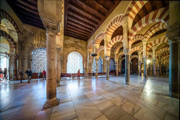 스페인의 코르도바스 메스키타의 줄무늬 아치 - striped andalusia arch architecture 뉴스 사진 이미지