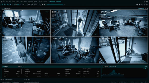 filmati cctv della telecamera di sorveglianza, schermi multipli mostrano persone che lavorano in ufficio. mockup di sicurezza e protezione dei dati ad alta tecnologia. modello di sostituzione dello schermo per i display dei computer - guardare con attenzione immagine foto e immagini stock