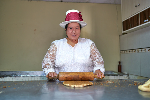 Pan chuta is typical of the Oropesa district in the Cusco region. This has a spongy texture, a light sweet flavor, and is characterized by its flat, circular shape and large size. Its recipe is unique since it contains some Andean mysticism and colonial customs.