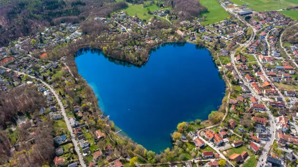 See in Form eines Herzens