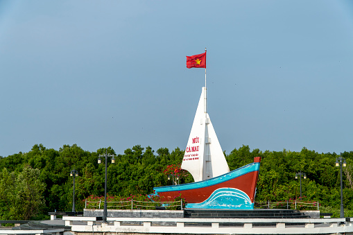 Boat symbol of Ca Mau Cape is 120km from Ca Mau city center, equivalent to about 2 hours by motorbike. The shape of the ship called Mui Ca Mau is surfing, at the top is a red flag with a yellow star flying in the wind, making visitors feel very proud. That we are the owners of a peaceful and independent territory.