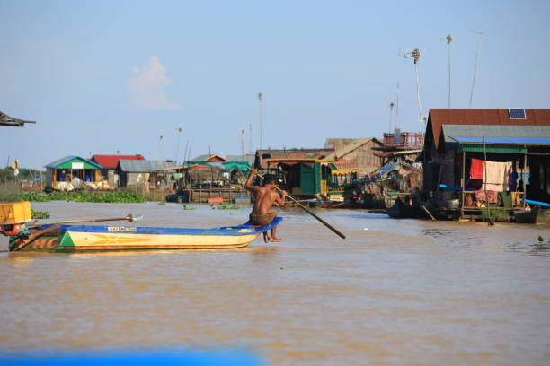 aldeia de mechrey tonle sap perto de siem reap. vila flutuante no lago tonle sap - flood people asia cambodia - fotografias e filmes do acervo