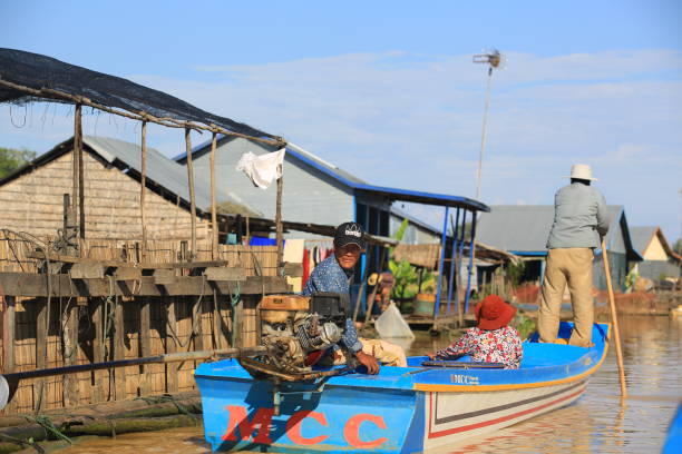 aldeia de mechrey tonle sap perto de siem reap. vila flutuante no lago tonle sap - flood people asia cambodia - fotografias e filmes do acervo