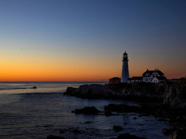sunrise at a maine lighthouse - lighthouse landscape maine sea zdjęcia i obrazy z banku zdjęć
