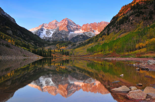istock Early fall sunrise on the Maroon Bells 2146134835