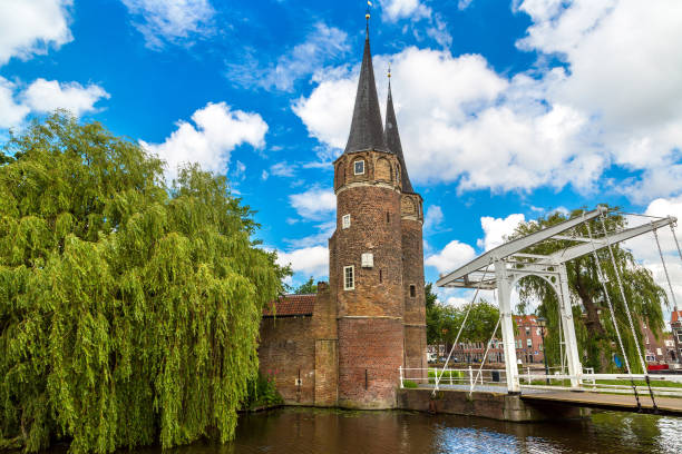 eastern gate in delft - delft europe spring old town fotografías e imágenes de stock