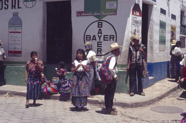 メキシコの都市のドラッグストアの前で地元の人々との街並み - women eating ice cream indigenous culture ストックフォトと画像