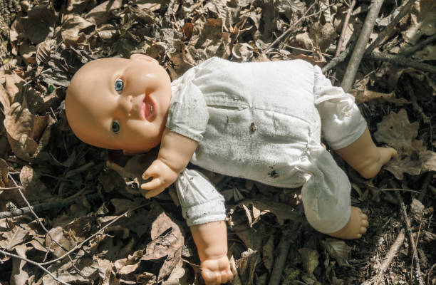 la poupée abandonnée dans la forêt. - doll wood sadness depression photos et images de collection