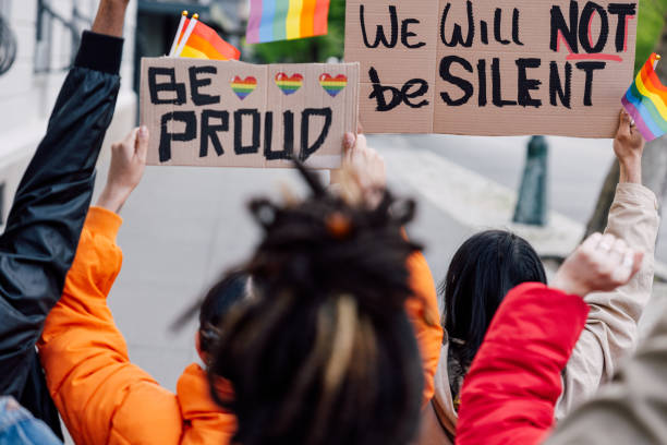 persone che marciano per la parità di diritti per la comunità lgbtqi+. orgoglio a new york - marciare foto e immagini stock