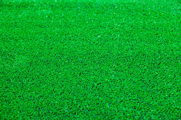 primer plano de la textura del césped artificial verde vibrante - seam horizontal full frame outdoors fotografías e imágenes de stock