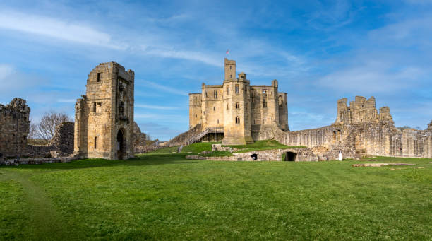 panorama paysager de l’intérieur du château de warkworth dans le northumberland - warkworth castle photos et images de collection