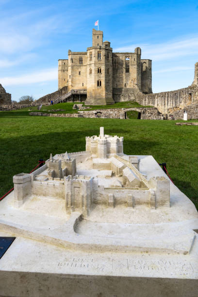 château de warkworth et maquette à northumberland, royaume-uni - warkworth castle photos et images de collection