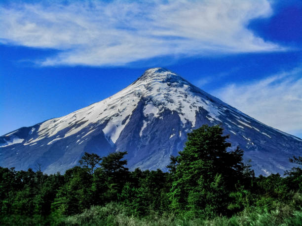 Volcán que pertenece a la Región de Los Lagos, Chile. Se ubica a 47 kilómetros al noreste de Puerto Varas, forma parte de una cadena volcánica y tiene una altura de 2.652 msnm. Es un estratovolcan que desde sus alturas ofrece espectaculares paisajes como entrada a la patagonia chilena. Es un volcán que cuenta con gran cantidad de leyendas y mitos con respecto a su existencia, los cuales puedes conocer visitando a tan majestuoso paisaje.