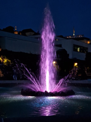 lila beleuchteter Springbrunnen