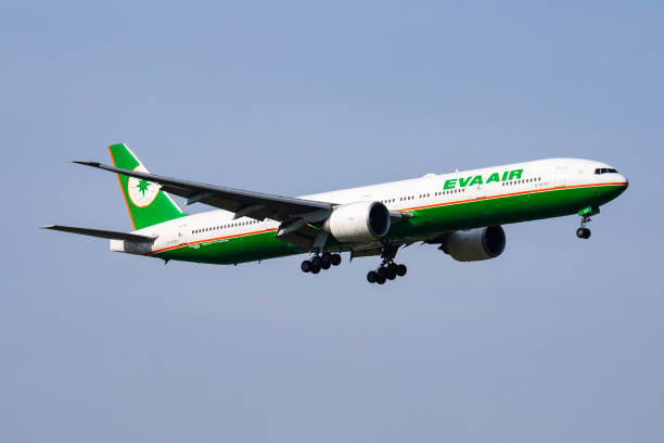 eva air boeing 777-300er b-16707 passenger plane arrival and landing at vienna airport - 16707 뉴스 사진 이미지