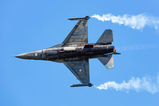 hellenic air force lockheed f-16 fighting falcon fighter jet plane flying. aviation and military aircraft. - general dynamics f 16 falcon fighter plane military airplane air force photos et images de collection