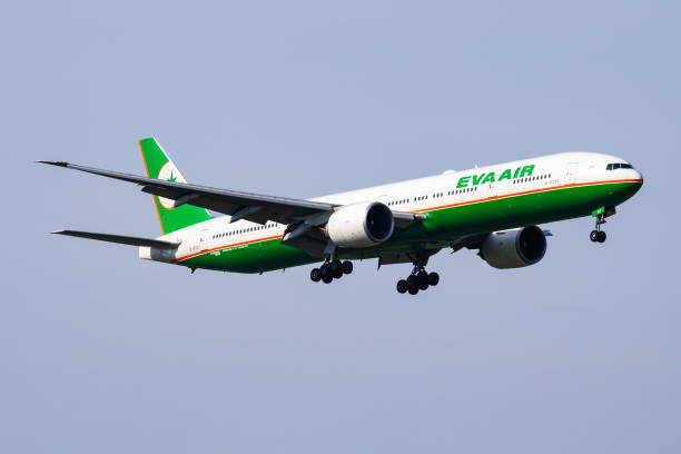 eva air boeing 777-300er b-16707 passenger plane arrival and landing at vienna airport - 16707 imagens e fotografias de stock