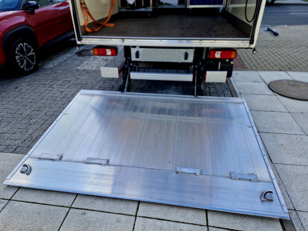 istock is a very robust medium-duty column lift with a long foldable platform, suitable for handling pallets with a pallet jack. The folded platform can be lowered below the vehicle floor, to allow 2147514718