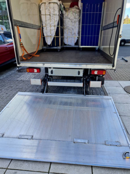 istock is a very robust medium-duty column lift with a long foldable platform, suitable for handling pallets with a pallet jack. The folded platform can be lowered below the vehicle floor, to allow 2147514945