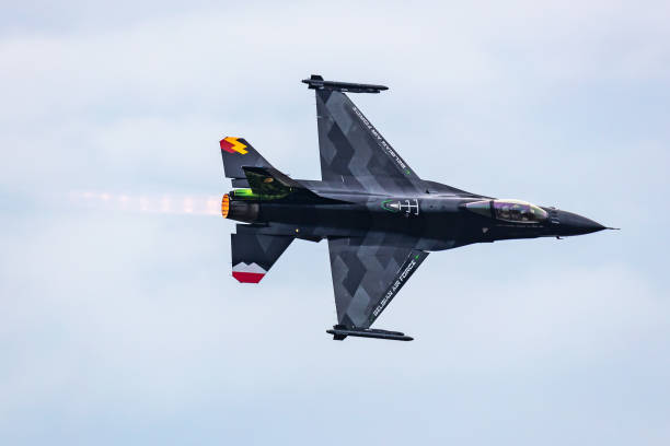 belgian air force lockheed f-16 fighting falcon fighter jet plane flying. aviation and military aircraft. - general dynamics f 16 falcon fighter plane military airplane air force photos et images de collection